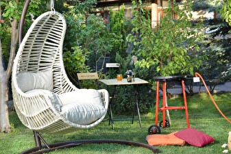 Záhradná hojdacia stolička Kulkan (krémová)